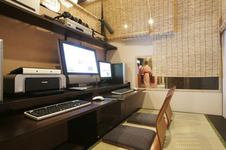 Illustration for article titled Japan's Most Traditional Internet Cafe